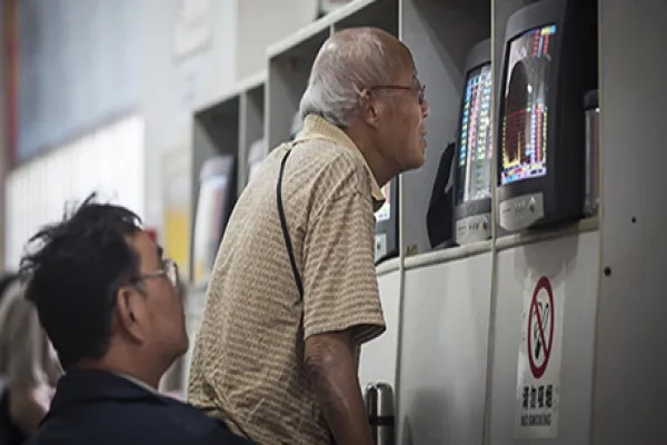 Chinese Stocks Head for Weekly Decline Amid Economic Concerns