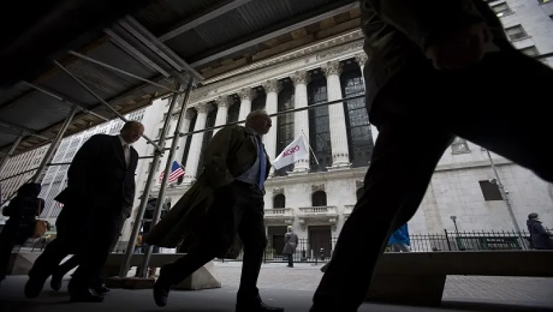 Dow Snaps 10-Day Rally as Consumer Confidence Declines